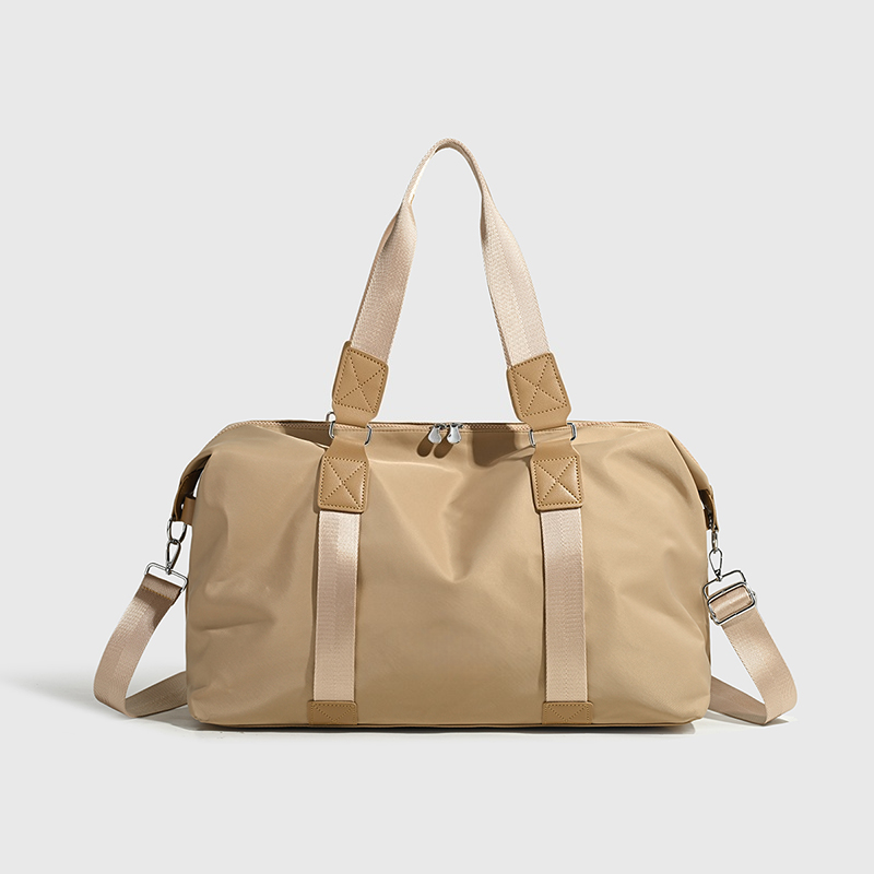Design a simple large capacity travel bag  E1313