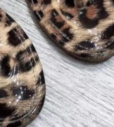 Wearing flip flops with a flat bottom on the outside E1330