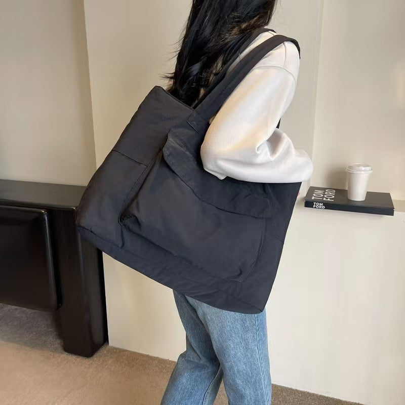 Tote simple and versatile with large capacity  E755