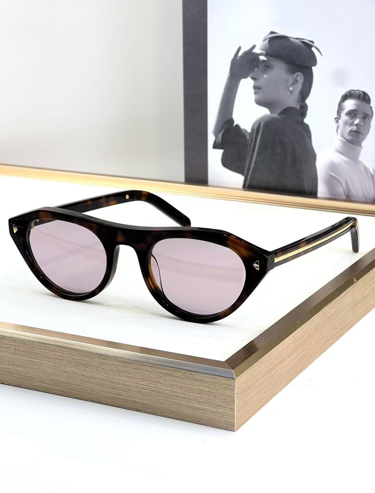 Personalized and versatile high-end retro glasses   E1030