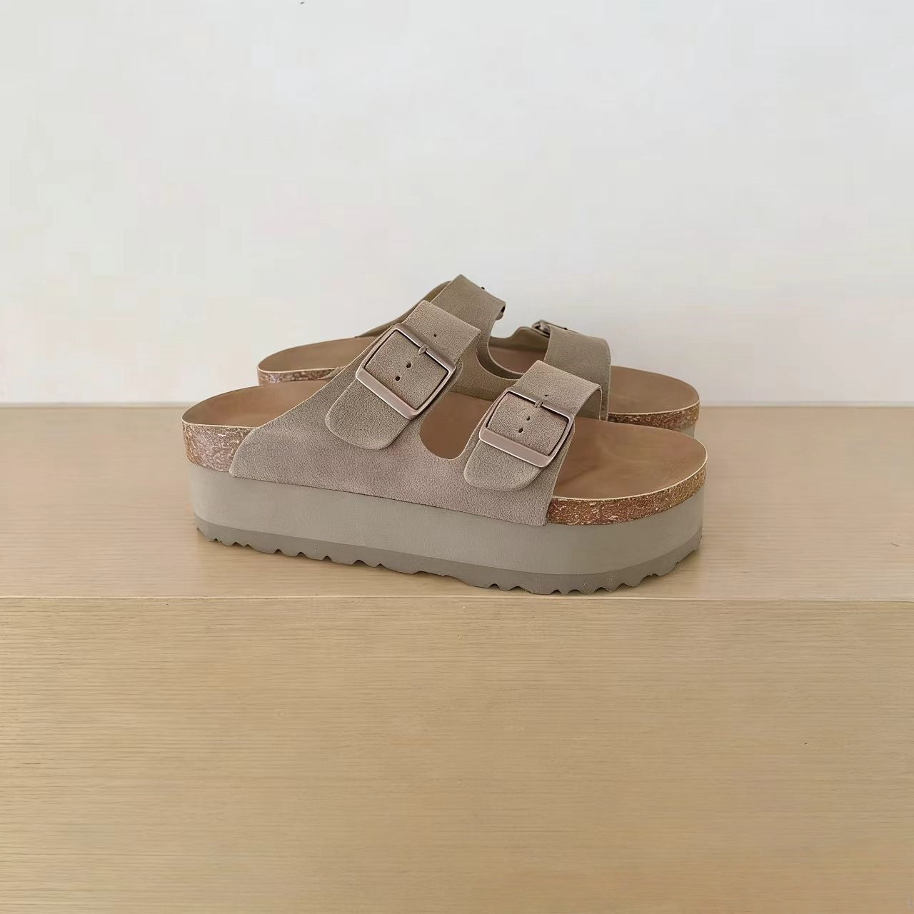 Thick soled sandals without heels for outdoor wear, summer trend  E1084