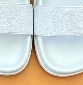 Flat bottomed slippers worn outside   E1329
